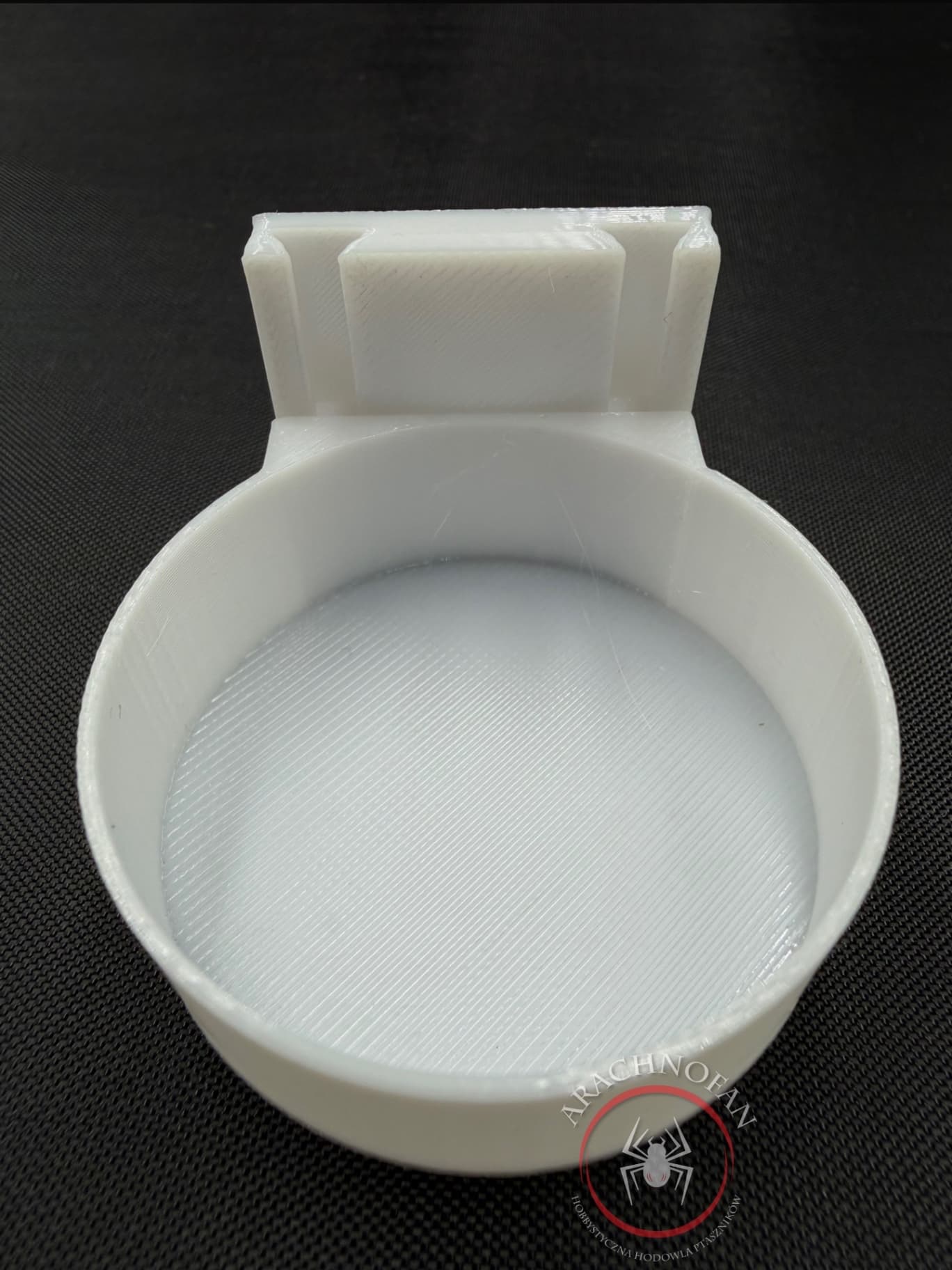 Suspended bowl on Terra Market